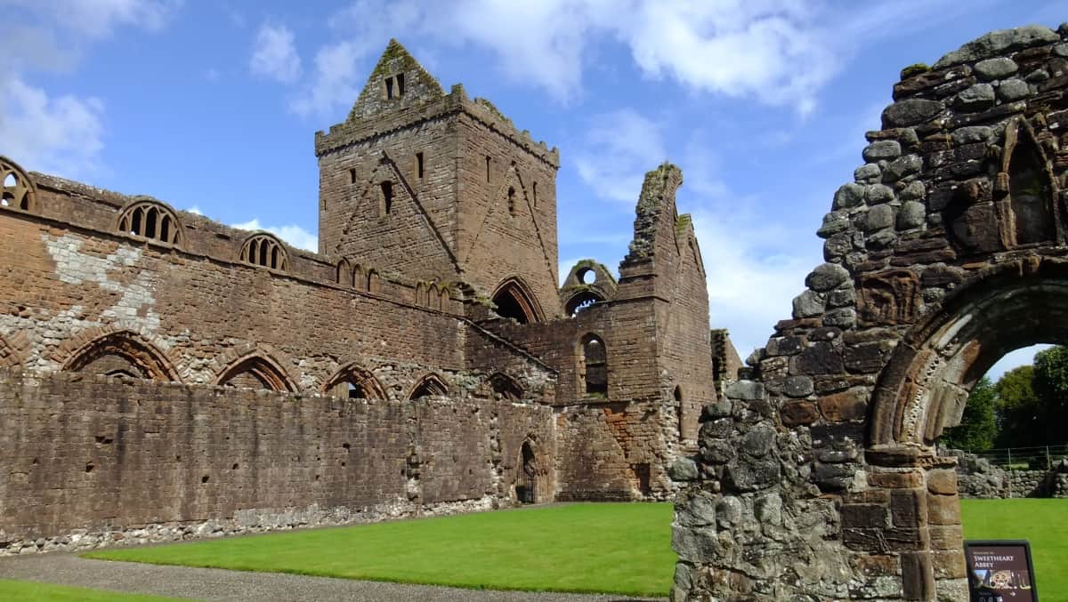 Visiting Sweetheart Abbey in New Abbey, Scotland | PACK THE SUITCASES